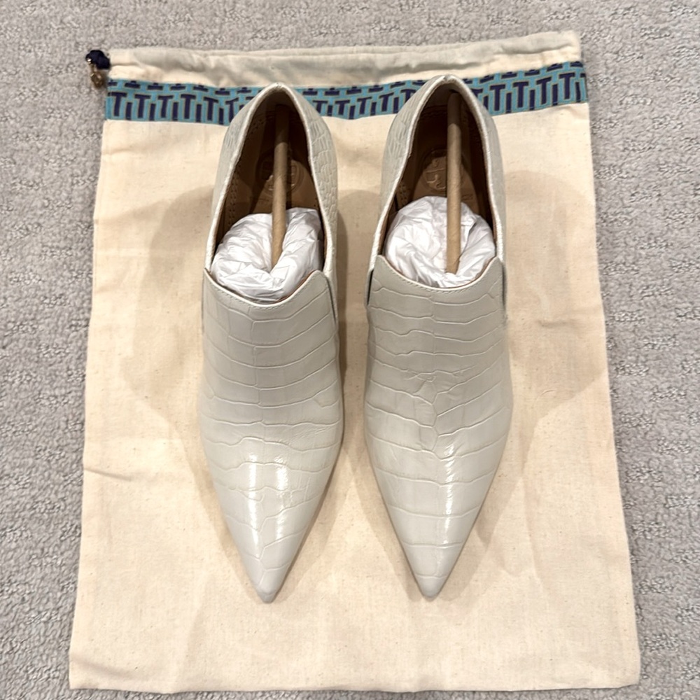 New Tory Burch Georgina embossed ivory croc booties size 8